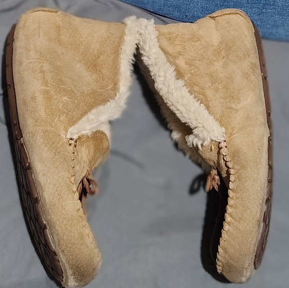 UGG Women's 9 Chestnut Alena Moccasin w/ Sheepskin Lining & Waterproof Sole - Picture 3 of 7